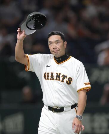 　西武に勝利し、スタンドに帽子を振る阿部監督（撮影・西岡正）
