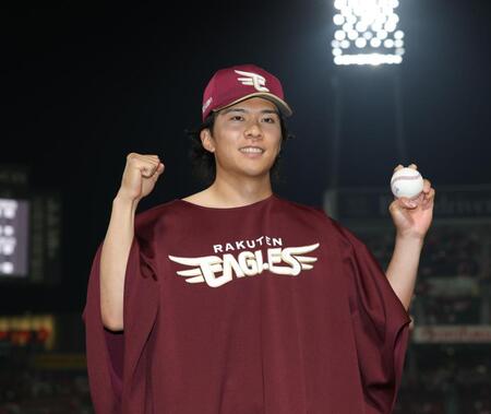 　ウィニングボールを手に笑顔を見せる早川（撮影・坂部計介）