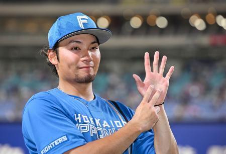 　今季初の完封で７勝目を挙げ、ポーズをとる日本ハム・伊藤＝バンテリンドーム