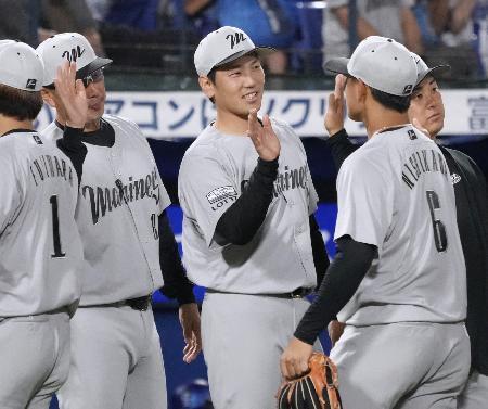 　ナインを迎えるロッテ・吉井監督と２勝目を挙げた石川柊＝横浜