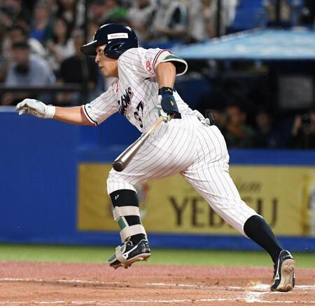 　７回、山野辺は左前に２点適時打を放つ（撮影・佐藤厚）