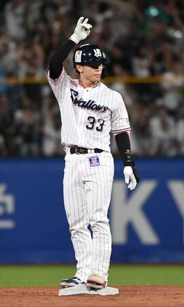 　７回、二塁、内山は中越えに２点適時二塁打を放つ（撮影・佐藤厚）