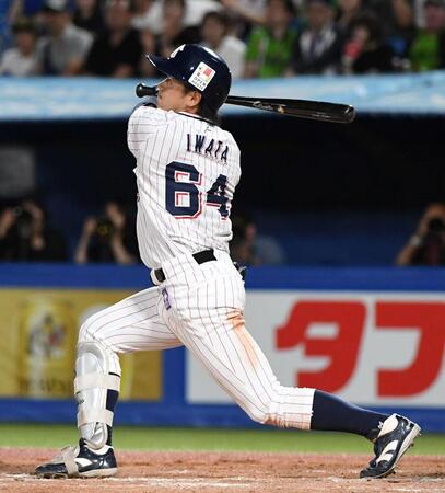　８回，岩田は同点の中犠飛を放つ（撮影・佐藤厚）