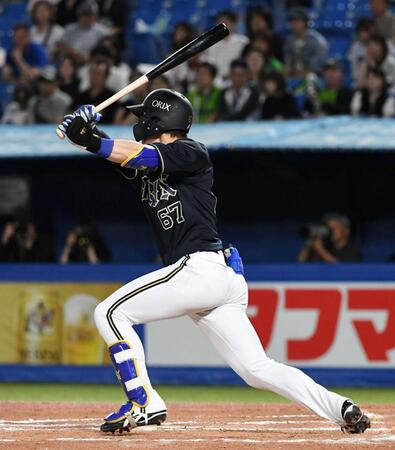 　１０回，中川は右越えに勝ち越しの２点適時二塁打を放つ（撮影・佐藤厚）