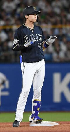 　１０回，中川は右越えに勝ち越しの２点適時二塁打を放つ（撮影・佐藤厚）