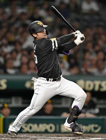 　１０回ソフトバンク２死三塁、代打石塚が右中間に勝ち越しの二塁打を放つ＝甲子園