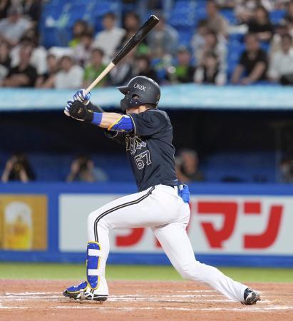 　１０回オリックス１死二、三塁、代打中川が右越えに決勝打となる２点二塁打を放つ＝神宮