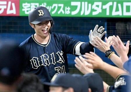 　４回、太田は５号３ランを放ち、ナインとタッチを交わす（撮影・佐藤厚）