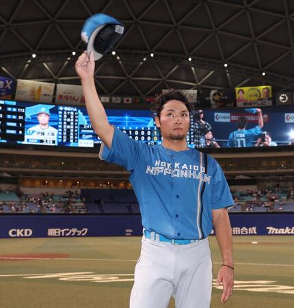 　ファンの声援に応える伊藤（撮影・佐々木彰尚）