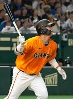 　９回、右越えソロを放つ大城卓