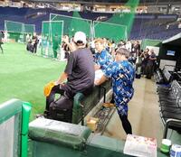 　談笑する坂本（手前）と中村剛（右）と炭谷（奥）