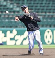 １軍に合流し守備練習する佐野（撮影・西田忠信）