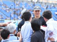 　プロ初先発登板が決まり報道陣に囲まれる広池（右後方）＝撮影・開出牧