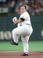 　ファーストピッチを行うママタルトの大鶴肥満（撮影・西岡正）