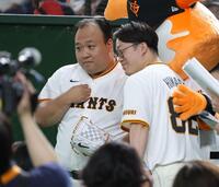 　ポーズを決めるママタルトの大鶴肥満（左）と檜原洋平（撮影・西岡正）