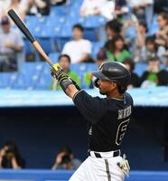 　１回、宗は右越えに１号先制２ランを放つ（撮影・佐藤厚）