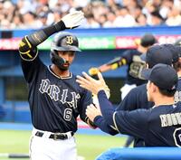 　１回、宗は１号先制２ランを放ち、ベンチにがい旋する（撮影・佐藤厚）