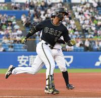 　１回、宗は右越えに１号先制２ランを放つ（撮影・佐藤厚）