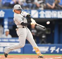 　１回、先制の左前適時打を放つ山本（撮影・開出牧）