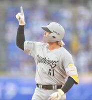 　１回、先制の左前適時打を放ちポーズを決める山本（撮影・開出牧）