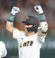 　６回、勝ち越し打を放ち、ベンチへ向かってガッツポーズの小林（撮影・西岡正）