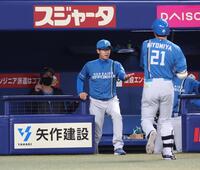 　６回、右犠飛を放った清宮幸（右）に指をさす新庄監督（撮影・佐々木彰尚）