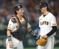 　７回、ピンチをしのいだ田中瑛（右）をねぎらう小林（撮影・西岡正）