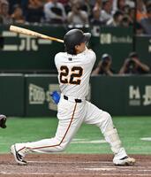 　６回、小林が中前に勝ち越し打を放つ