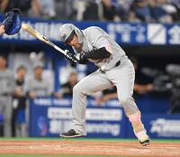 　９回、死球を受けた代打・ソト（撮影・開出牧）