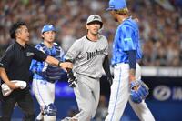 　９回、死球を受けたソト（中央）は、投げたマルセリーノ（右）へ向かっていき、トレーナーに制止される（撮影・開出牧）