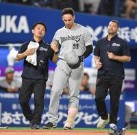 　９回、頭部に死球を受けた代打・ソト（撮影・開出牧）