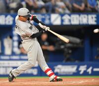 　４回、中越え二塁打を放つ西川（撮影・開出牧）