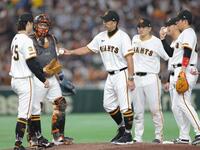 　７回、登板した田中（左）にマウンドを託す阿部監督（中央）＝撮影・西岡正