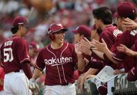 　４回、ゴンザレスの中前打で生還した小深田を迎える楽天ベンチ（撮影・坂部計介）