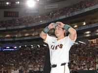 　今季初のお立ち台へ向かう小林（撮影・西岡正）