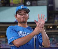 　中日に勝利しポーズをとる伊藤