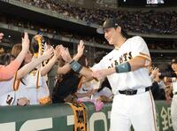 　ファンとタッチを交わす小林（撮影・西岡正）