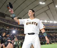 　ファンの声援に応える小林（撮影・西岡正）