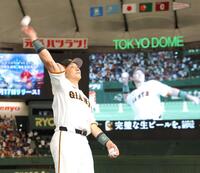 　スタンドにボールを投げ入れる小林（撮影・西岡正）