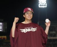 　ウィニングボールを手に笑顔を見せる早川（撮影・坂部計介）