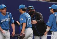 　伊藤を出迎える新庄監督（撮影・佐々木彰尚）