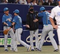 　清宮幸を出迎える新庄監督（撮影・佐々木彰尚）