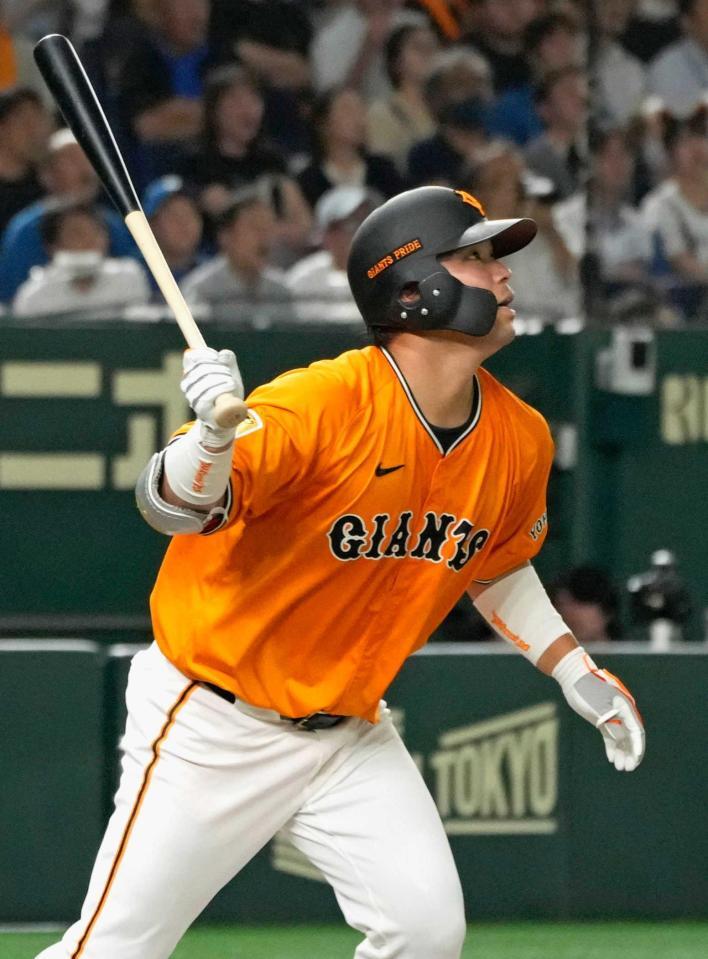 　９回、右越えソロを放つ大城卓