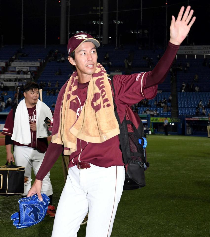 　４勝目を挙げ、歓声に応える岸（撮影・佐藤厚）