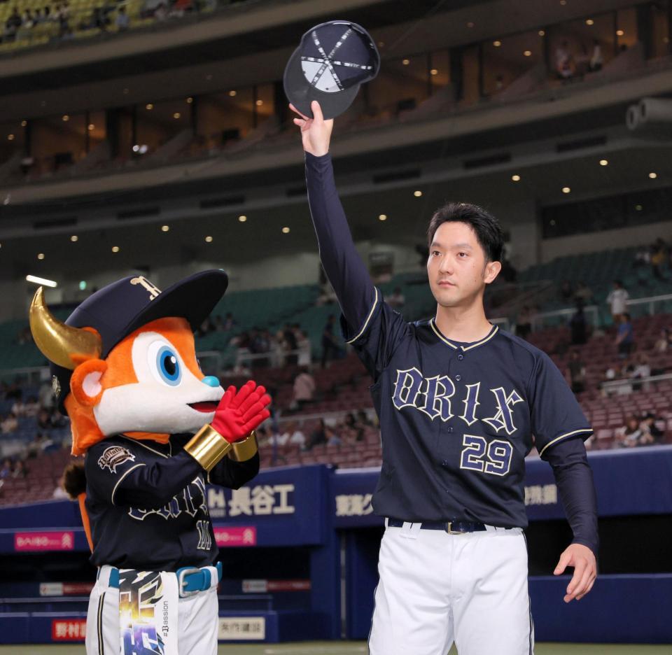 　４勝目を挙げ、ファンの声援に応える田嶋