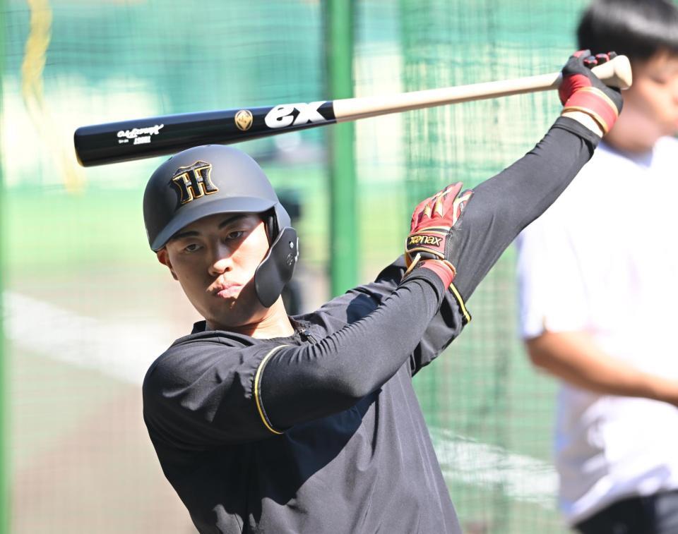１軍に合流し打撃練習する佐野（撮影・西田忠信）