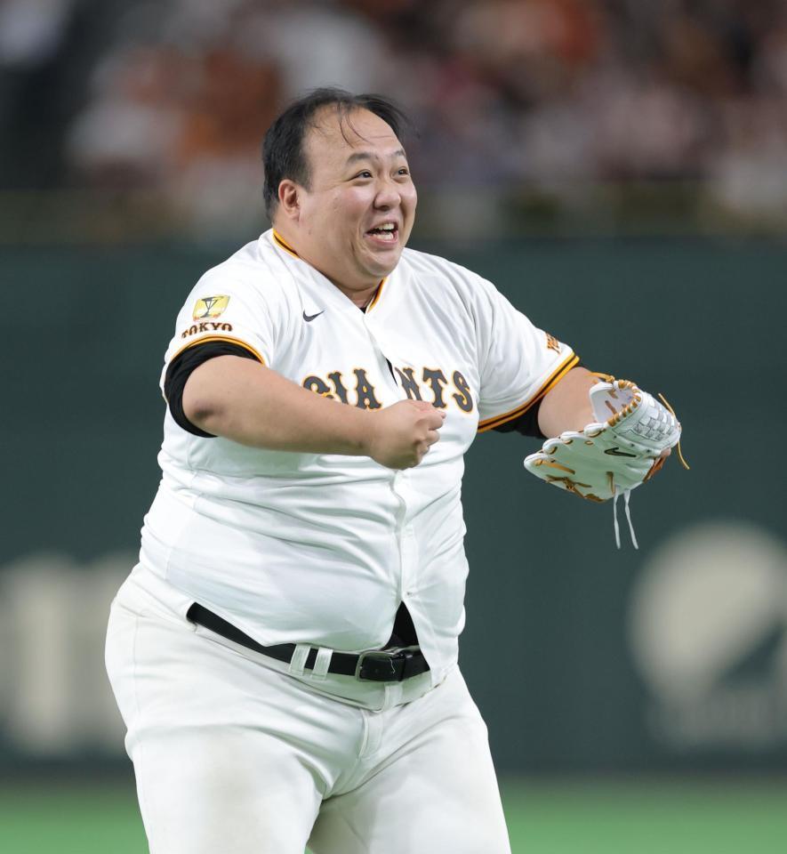 　ファーストピッチを終え、ガッツポーズのママタルト・大鶴肥満（撮影・西岡正）