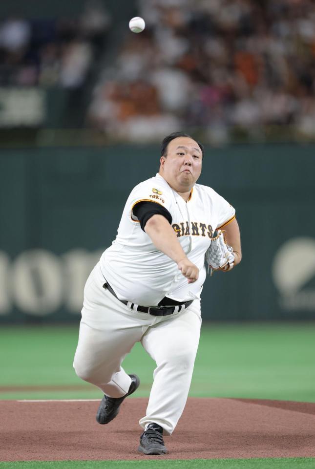 　ファーストピッチを行うママタルトの大鶴肥満（撮影・西岡正）