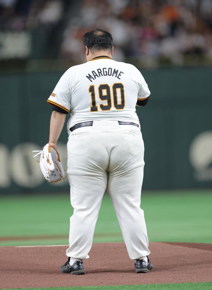 　大鶴肥満の体重を表した背番号（撮影・西岡正）