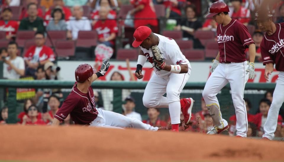 　１回、小深田の右翼への飛球を巡って紛糾。帰塁した一塁走者・村林（左）がアウトとなった（撮影・坂部計介）